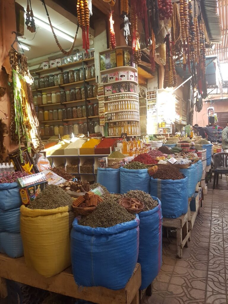 Souk Semmarine, o mais antigo mercado de aromáticas e especiarias de Marraquexe, Marrocos